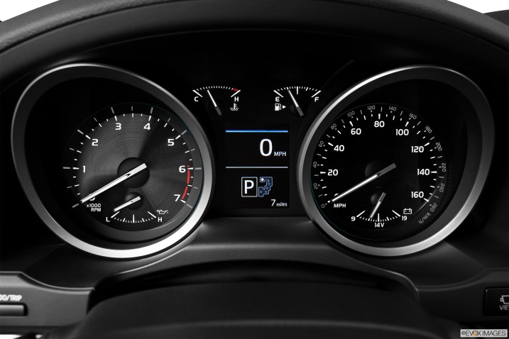 Thiết kế bảng đồng hồ lái đơn giản đánh giá xe Toyota Land Cruiser 2014 76111