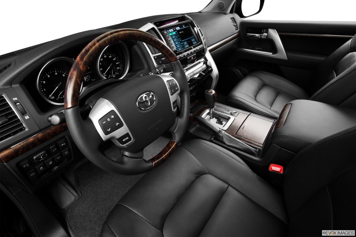 Vô-lăng bọc da 4 chấu thể thao thích hợp các phím điều khiển chức năng đánh giá xe Toyota Land Cruiser 2014 760