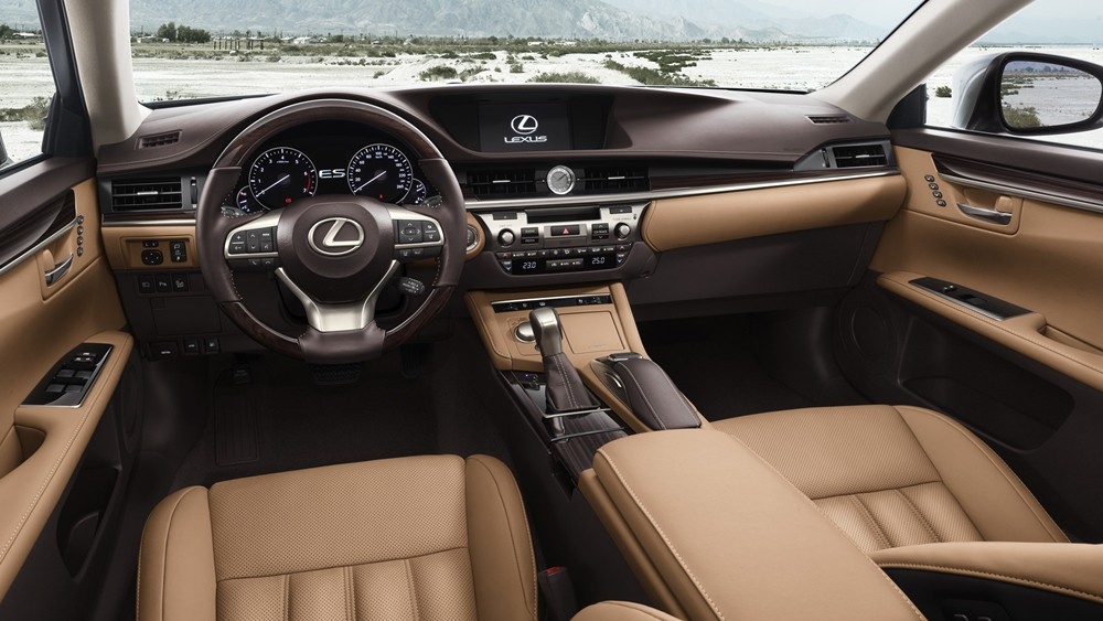 Nội thất của Lexus ES350 có nhiều sự thay đổi hướng đến sự tiện dụng của người dùng 1