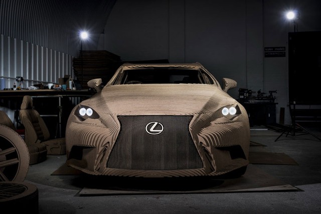 Lexus IS làm bằng bìa cat-tông.