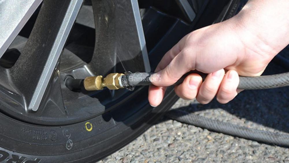 Hãy bơm lốp xe cho tới khi áp suất đạt 35-40 psi để bù đắp cho phần áp suất dự kiến bị mất Hãy bơm lốp xe cho tới khi áp suất đạt 35-40 psi để bù đắp cho phần áp suất dự kiến bị mất