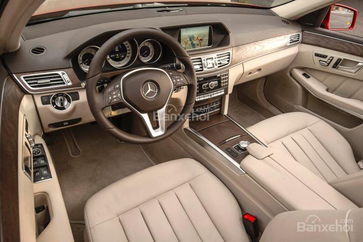 Đánh giá xe Mercedes E-Class 2016: Hàng ghế trước có không gian để chân thoái mái.