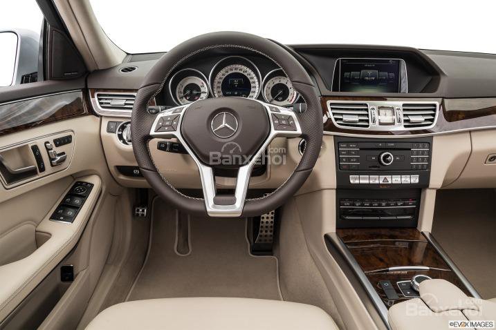 Bảng điều khiển trung tâm của Mercedes E-Class 2016 có nhiều thay đổi so với phiên bản hiện tại