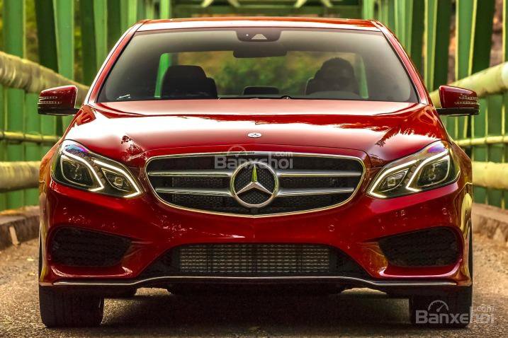 Đánh giá xe Mercedes E-Class 2016: Đầu xe có nhiều thay đổi với cụm đèn pha LED 84 bóng.