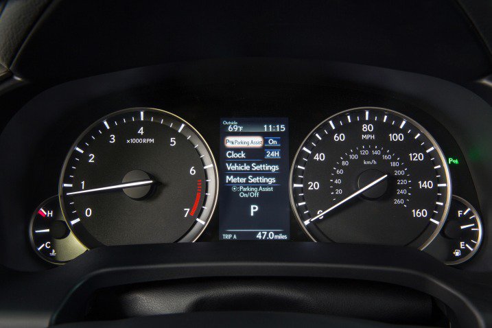 Đánh giá xe Lexus RX350 2016:Cụm đồng hồ lái gồm các đồng hồ dạng analog nằm đối xứng qua màn hình TFT ,