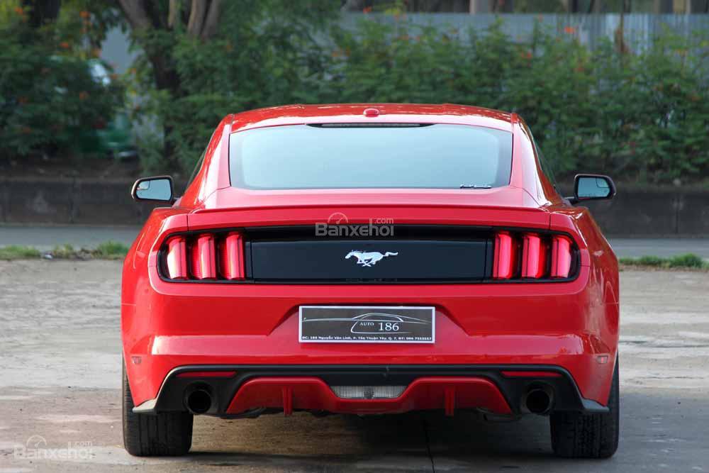 Đánh giá xe Ford Mustang 2015 có đuôi nhiều chi tiết góc cạnh.