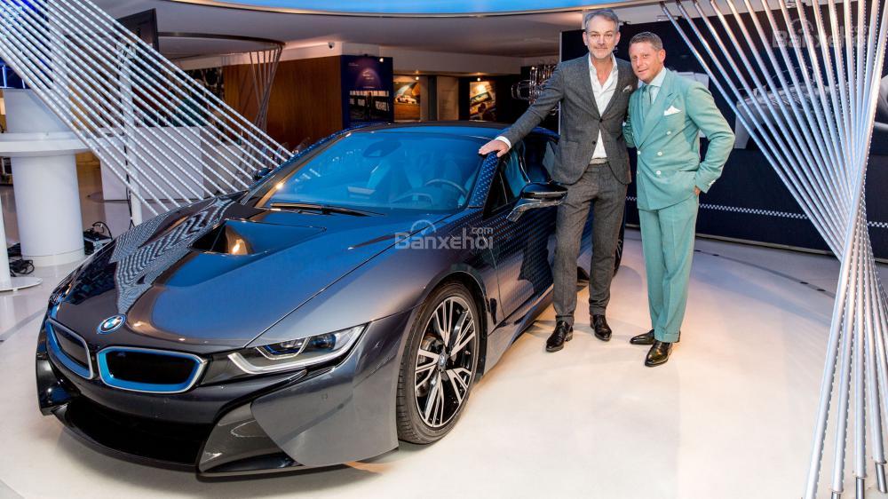 BMW i8 CrossFade concept ​có màu bạc Protonic Dark Silver ở đầu và màu xanh Protonic Blue ở đuôi xe.