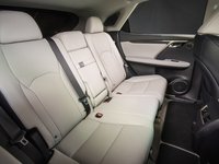 Đánh giá xe Lexus RX350 2016: hàng ghế sau rộng rãi, không gian để chân thoải mái.