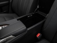 Đánh giá xe Lexus RX350 2016: Hộc chứa đồ dưới tì tay tiện dụng.