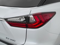 Đánh giá xe Lexus RX350 2016: Cụm đèn hậu dạng chữ L cách điệu.
