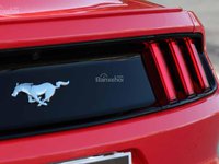 Đánh giá xe Ford Mustang 2015 có đèn hậu LED từng thanh dọc và logo ngựa mạ crom.