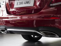 Đánh giá xe Mercedes-Benz E-Class 2017 có ống xả kép với đầu ống hình khối lớn.