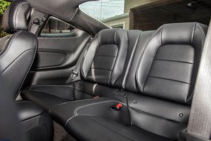 Đánh giá xe Ford Mustang 2015 có hàng ghế sau với chỉ 2 chỗ ngồi với lưng ghế ngả chống mệt mỏi.