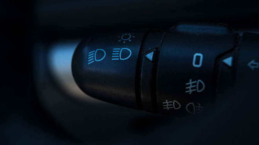 Cần sử dụng linh hoạt đèn pha-cốt khi di chuyển trên đường không có đèn chiếu sáng.