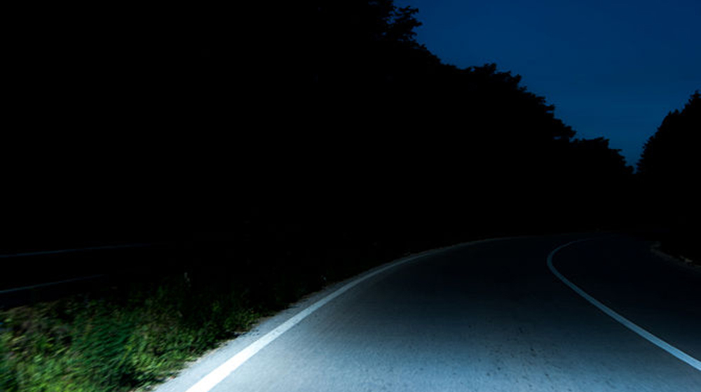 Quan tâm đến vạch kẻ đường để đảm bảo không đi lệch làn đường.