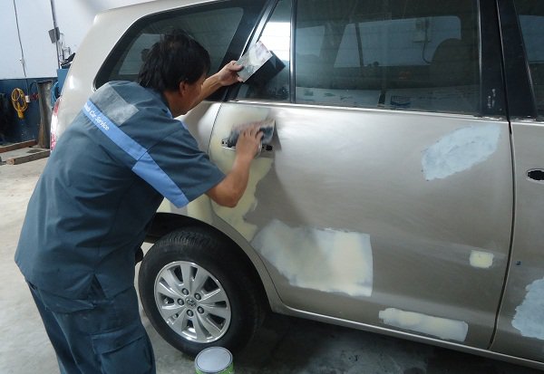 Khi sơn vỏ xe ô tô bị trầy xước nhiều, sâu, bạc màu hoặc loang lổ thì bạn nên sơn lại toàn bộ.