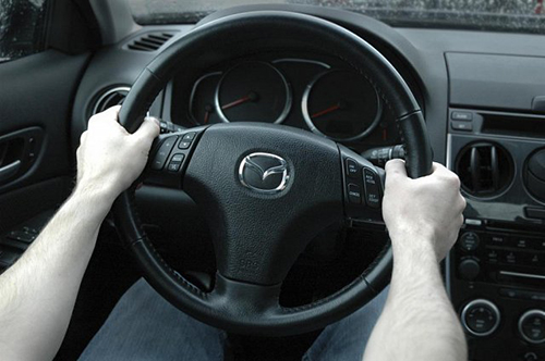 Vị trí cầm vô-lăng chuẩn là vị trí 9 giờ 15 phút .