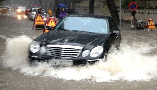 Nhớt bị nhiễm nước thường là do gioăng cam lỏng hoặc xe đi vào vùng ngập sâu.