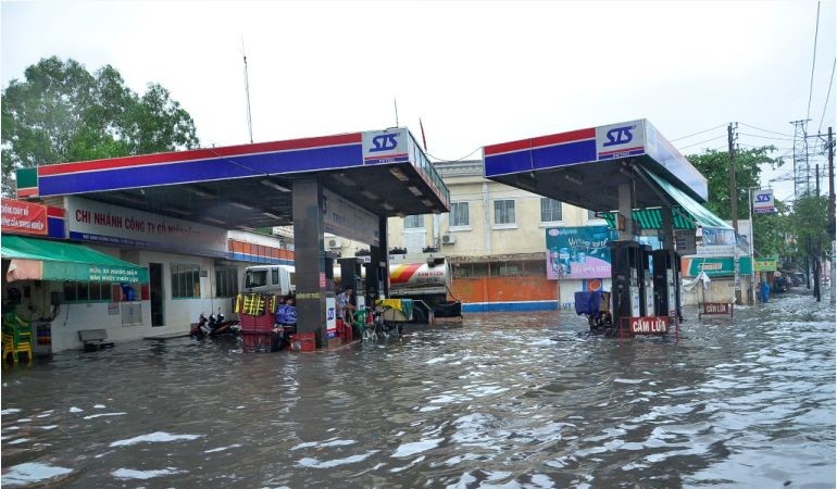 Xăng thường bị nhiễm nước khi bơm từ các cây xăng ngập nước lâu ngày.