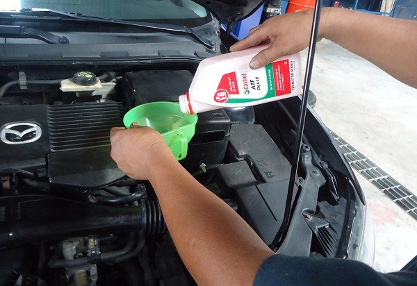 Vì bất kỳ nguyên nhân nào khiến nhớt bị nhiễm nước bạn cũng phải thay nhớt mới.