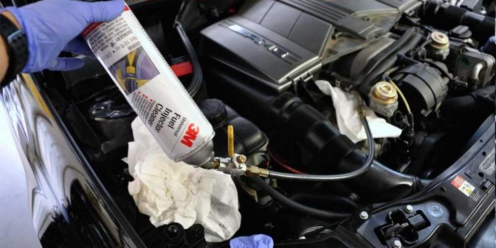 Khi xăng bị nhiễm nước, bạn cần rửa bình xăng, vệ sinh béc phun, thay lọc xăng.