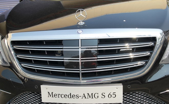 Mercedes S65 AMG sử dụng lưới tản nhiệt dạng nan đôi có logo AMG và phần nhựa đen Mercedes S65 AMG sử dụng lưới tản nhiệt dạng nan đôi có logo AMG và phần nhựa đen.