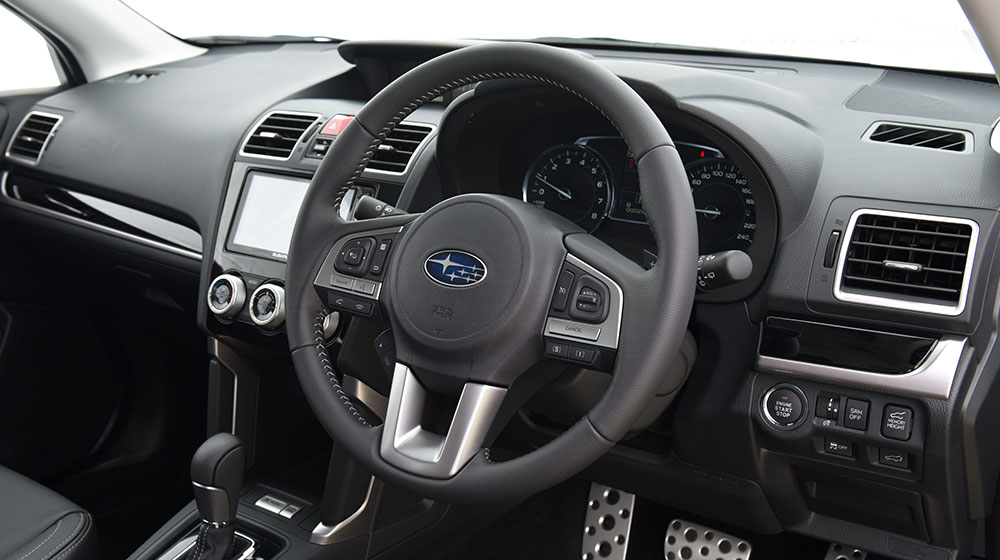 Đánh giá xe Subaru Forester 2016 có vô lăng bọc da 3 chấu thể thao.