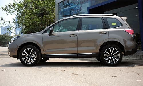 Đánh giá xe Subaru Forester 2016 có thân xe dài và dốc nhẹ về phía trước.