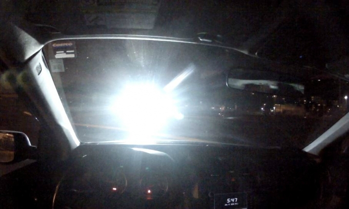 Cần sử dụng đèn pha đúng cách để tránh gây tai nạn.