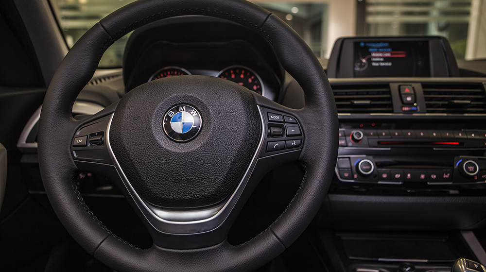 Đánh giá xe BMW 118i 2016 có vô lăng 3 chấu tích hợp các phím tiện ích đa năng.