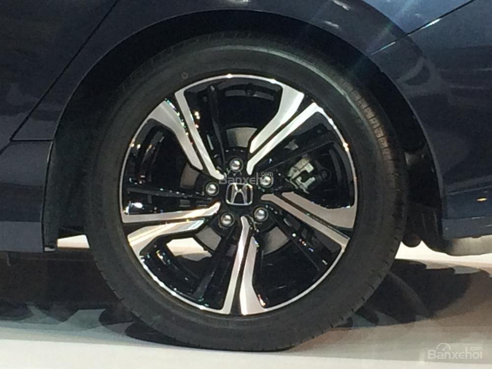 Đánh giá xe Honda Civic 2017 có mâm xe hợp kim đúc 17 inch.