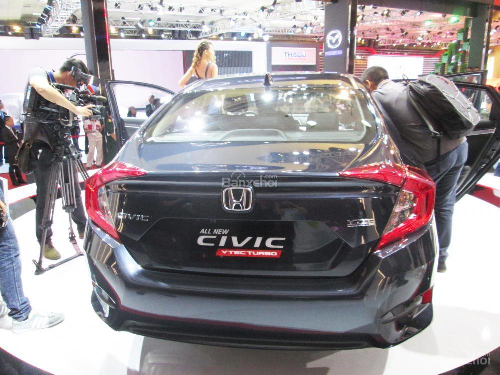 Đánh giá xe Honda Civic 2017 có đuôi xe góc cạnh, hầm hố.