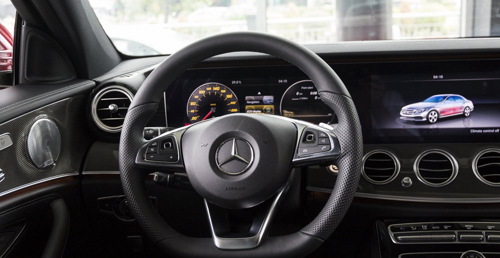 Đánh giá xe Mercedes-Benz E-Class 2017 có vô lăng bọc 3 với 3 chấu thể thao.