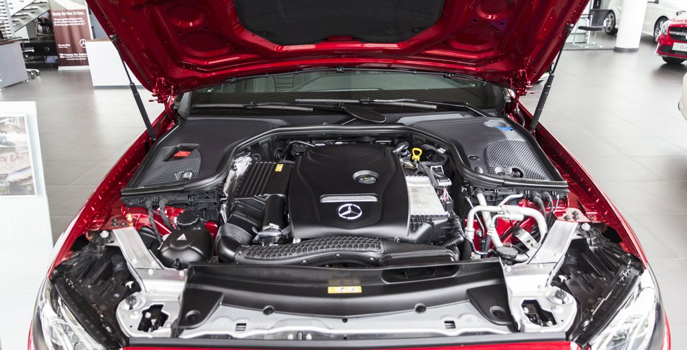 Đánh giá xe Mercedes-Benz E-Class 2017 có hộp số 7 cấp cùng động cơ 4 xi lanh thẳng hàng.