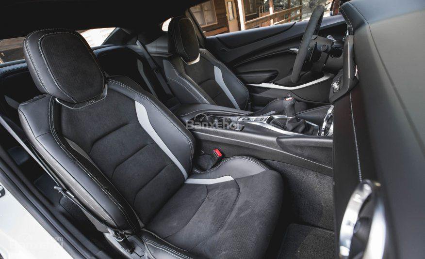 Đánh giá xe Chevrolet Camaro 2017 về không gian ghế ngồi a1
