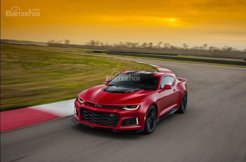 Đánh giá xe Chevrolet Camaro 2017: Xử lý sắc nét, cảm giác lái mượt mà.