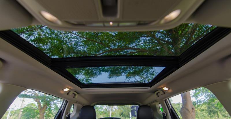 Đánh giá xe Nissan X-Trail 2016 có cửa sổ trời toàn cảnh rộng rãi, thoáng đãng.