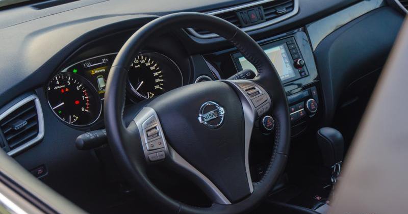Đánh giá xe Nissan X-Trail 2016 có vô lăng 3 chấu bọc da, nhiều chi tiết mạ bạc.