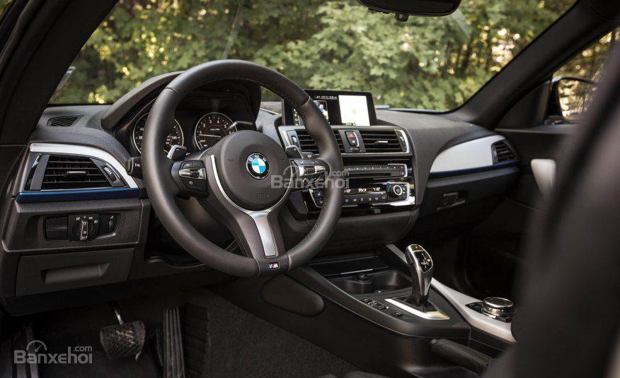 Đánh giá xe BMW 2-Series 2017: Vô-lăng 3 chấu thể thao tích hợp các nút điều khiển chức năng.