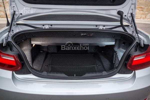 BMW 2-Series 2017 có khoang hành lý không quá lớn so với các đối thủ.