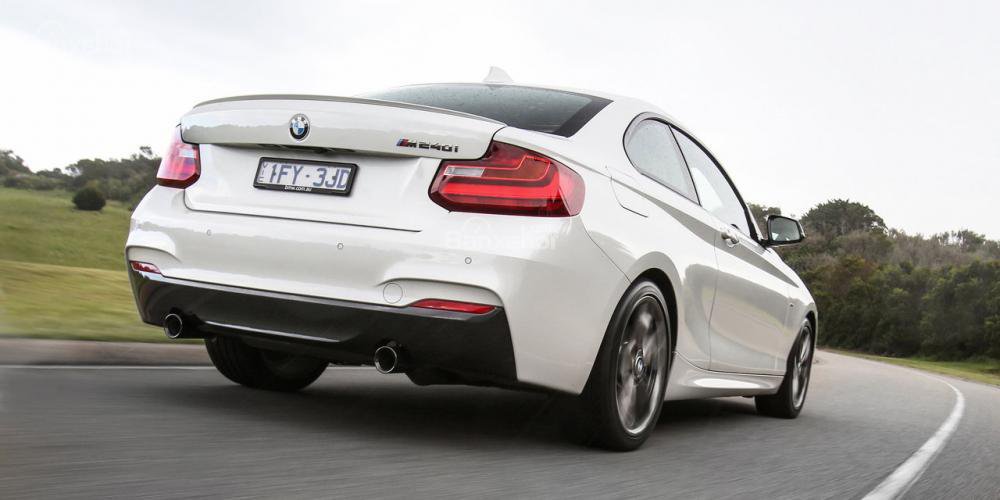 Đánh giá xe BMW 2-Series 2017: Đuôi xe nổi bật với đèn hậu chữ L đặc trưng.