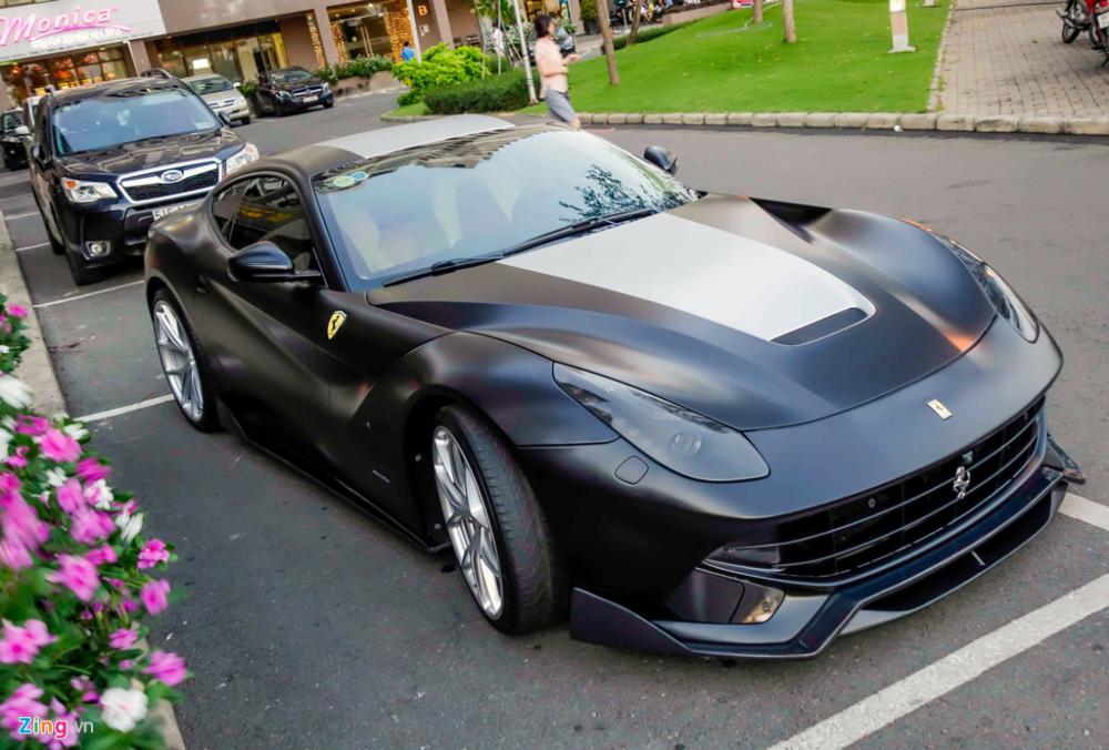 Xe Ferrari F12 có màu đen trắng độc đáo. Xe Ferrari F12 có màu đen trắng độc đáo