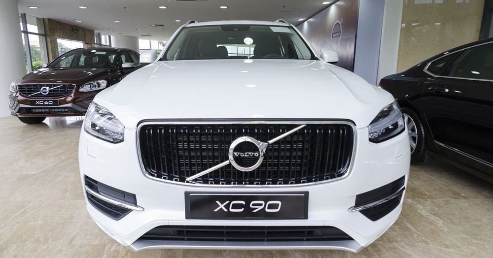 Đánh giá xe Volvo XC90 2017 có lưới tản nhiệt với nhiền nan xếp dọc tinh tế.