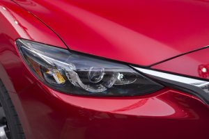 Đánh giá xe Mazda 6 2017: Xe có lưới tản nhiệt mới với dải kim loại mạ crom uốn mềm mại hơn 1