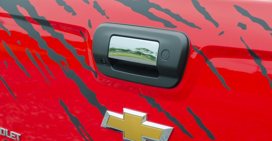 Đánh giá xe Chevrolet Colorado 2017: Tay nắm mạ crom 1
