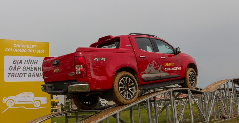 Đánh giá xe Chevrolet Colorado 2017: Thiết kế đuôi xe khá đơn giản 1