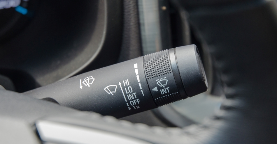 Đánh giá xe Chevrolet Colorado 2017: Cần gạt phía sau a2