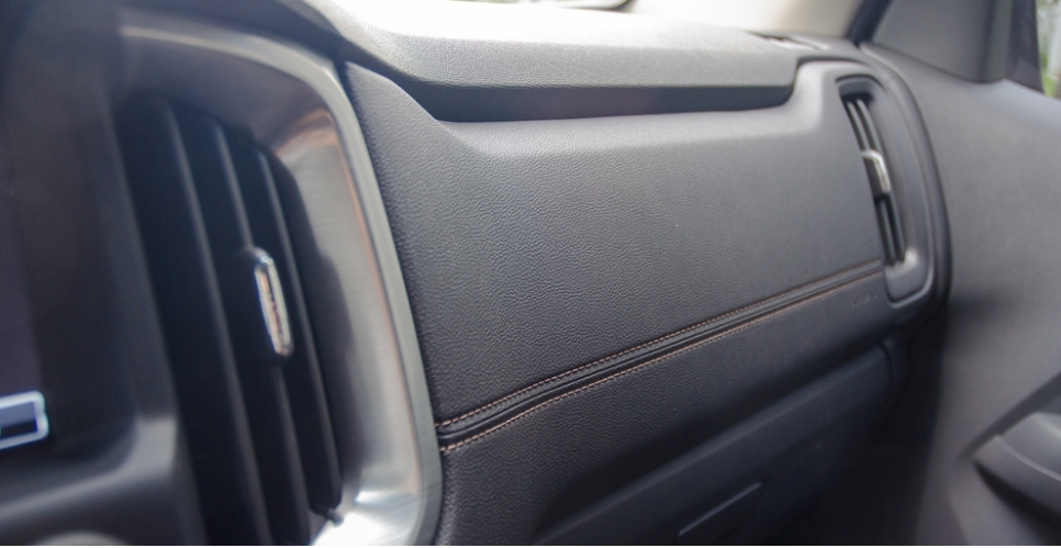 Đánh giá xe Chevrolet Colorado 2017: Bảng tablo thiết kế hiện đại hơn, nhiều chi tiết bắt mắt hơn a3