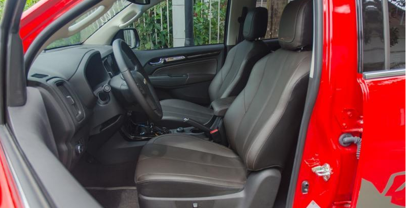 Đánh giá xe Chevrolet Colorado 2017: Ghế lái chỉnh điện 1