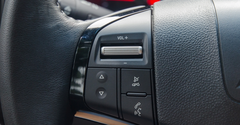 Đánh giá xe Chevrolet Colorado 2017: Vô-lăng với các nút bấm chức năng quen thuộc 1